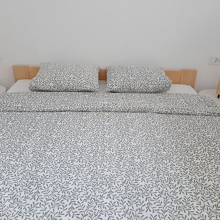 Green Bee Apartment Лесце Екстер'єр фото